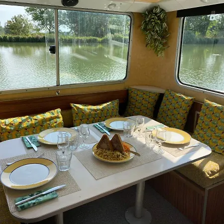 Botel Peniche St Remy Saint-Symphorien-sur-Saone